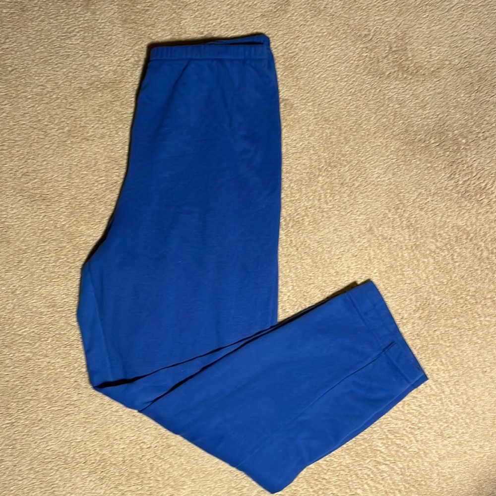 Very comfortable leisure pant with elastic waist. Size XL